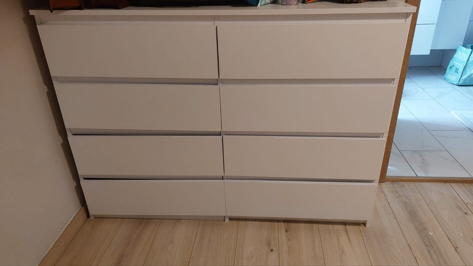 Commode blanche ikea MALM 8 tiroirs assez bon état pour 50 €