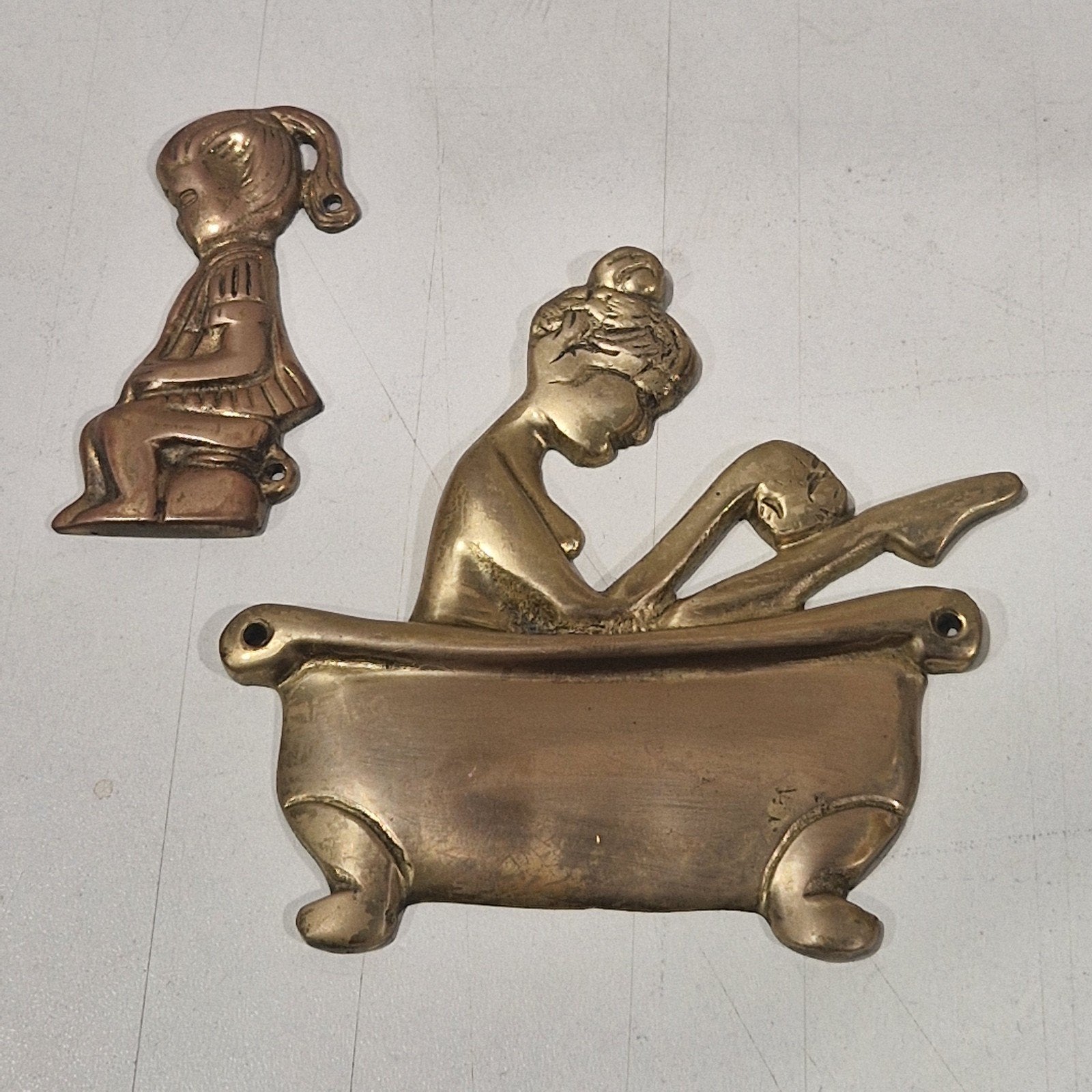 badkamer vrouw in bad en meisje op wc koper plaquette, Ophalen of Verzenden, Koper
