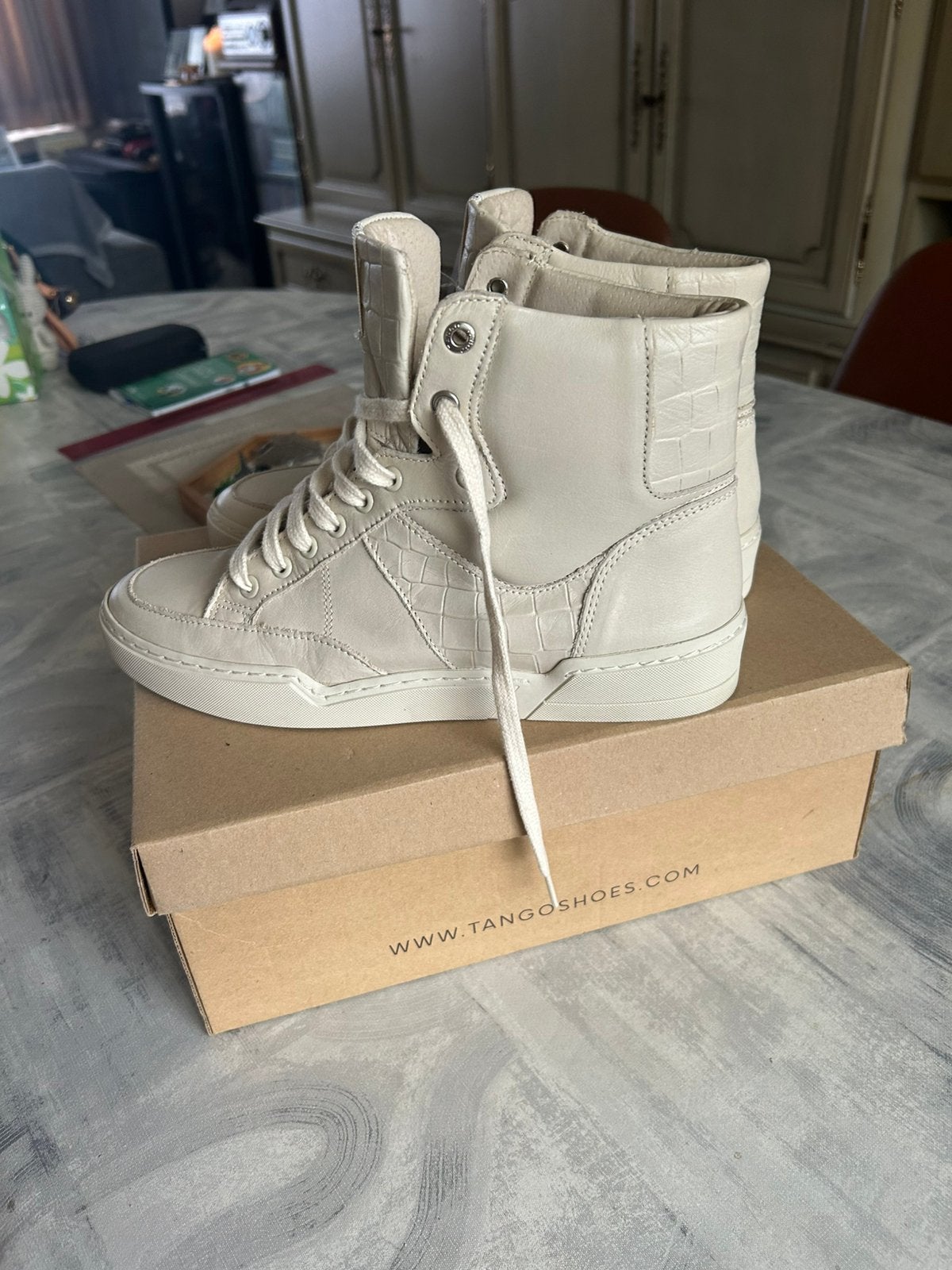 Sneakers Tango, Kleding | Dames, Beige, Ophalen of Verzenden, Zo goed als nieuw, Sneakers