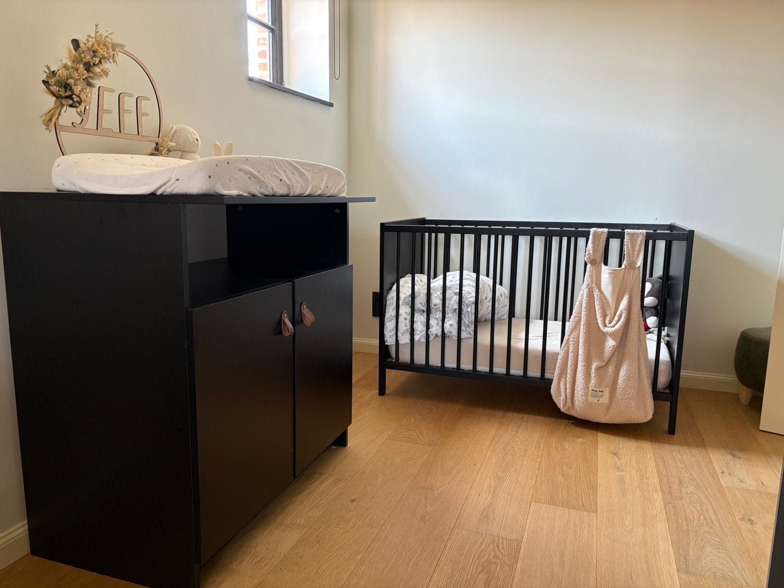 Kinderbedje plus commode 2 jaar oud, Kinderen en Baby's, Kinderkamer | Complete kinderkamers, Ophalen, Zo goed als nieuw