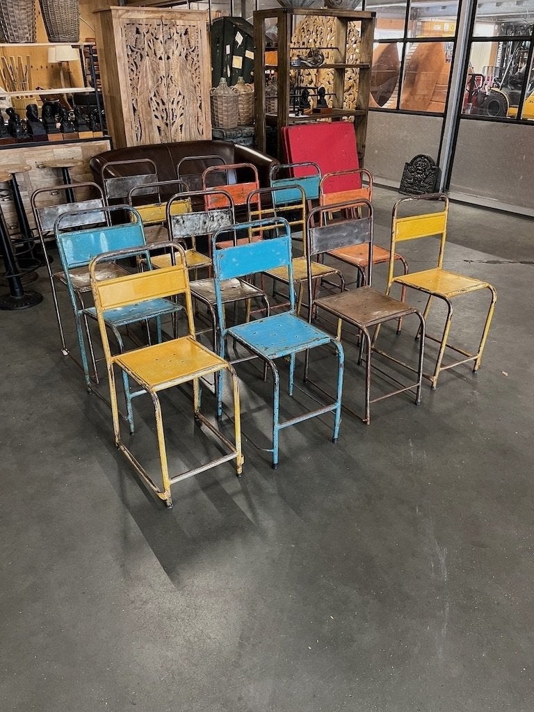 14 vieilles chaises d'école de Bali/Java, très uniques, Jardin & Terrasse, Chaises de jardin, Utilisé, Métal, Empilable, Enlèvement