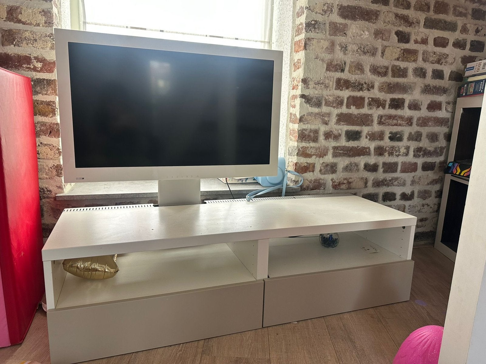 Ikea tv meubel incl tv, Huis en Inrichting, Kasten |Televisiemeubels, Ophalen, Zo goed als nieuw