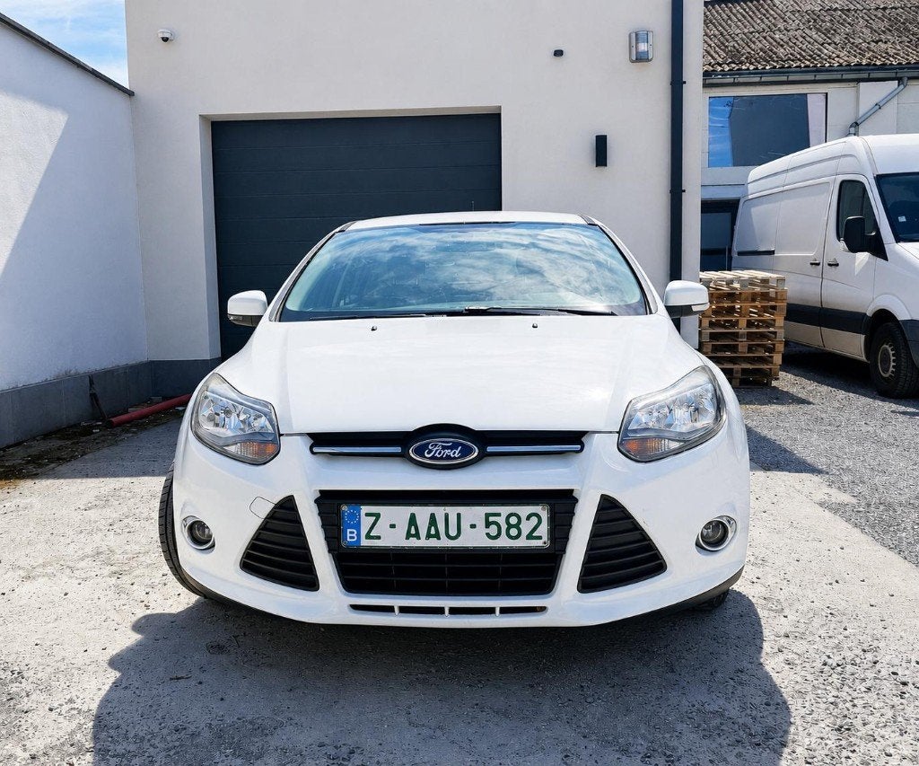 Ford Focus 2012 – Essence – 116.000 km – 5 portes – Airco, Auto's, Euro 5, Stof, Zwart, Wit