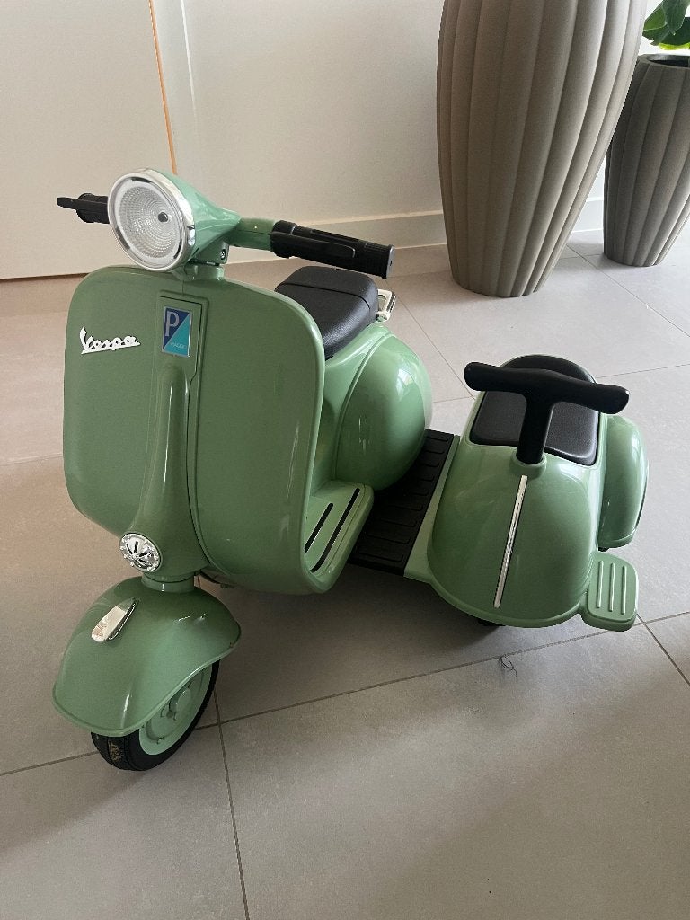 Elektrische dubbele kinder Vespa, Ophalen, Zo goed als nieuw