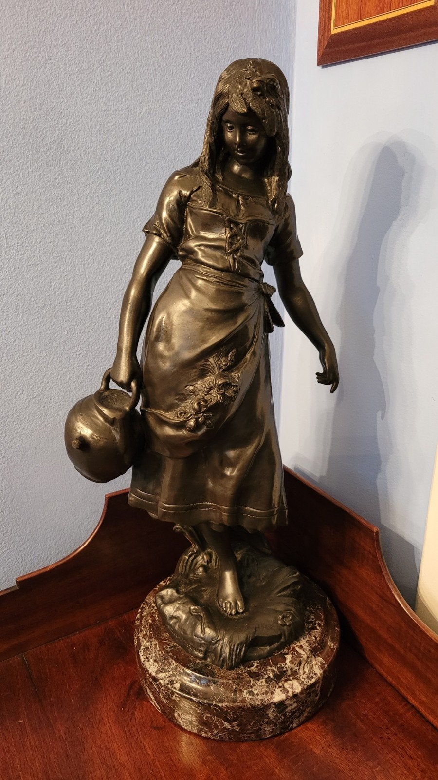 Meisje met een kruik, een beeldje van gepatineerd brons op e, Ophalen, Gesigneerd