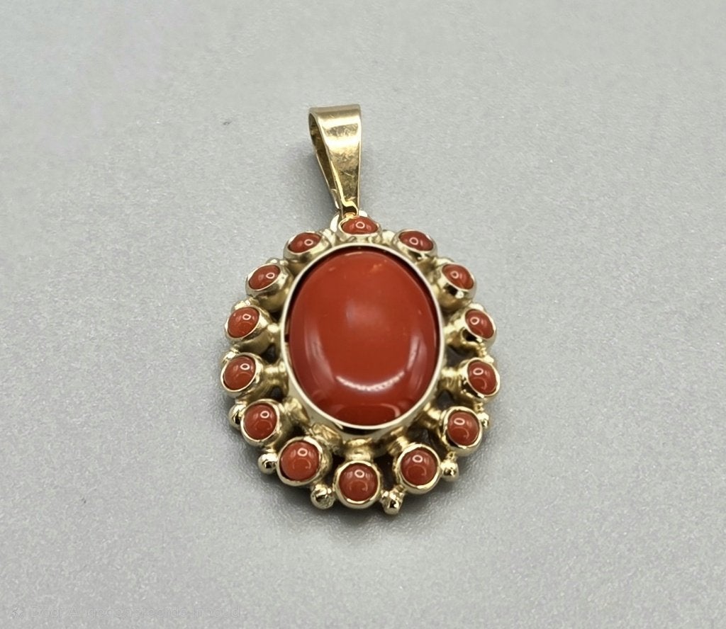 Pendentif vintage en or avec corail rouge. 2026/577, Bijoux, Sacs & Beauté, Rouge, Enlèvement ou Envoi, Autres représentations