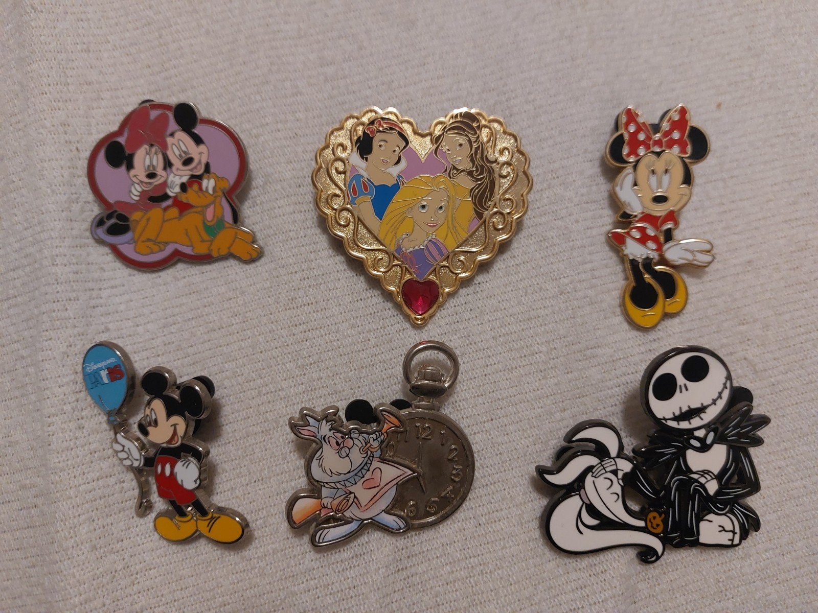 Disney pins (Parijs), Enlèvement