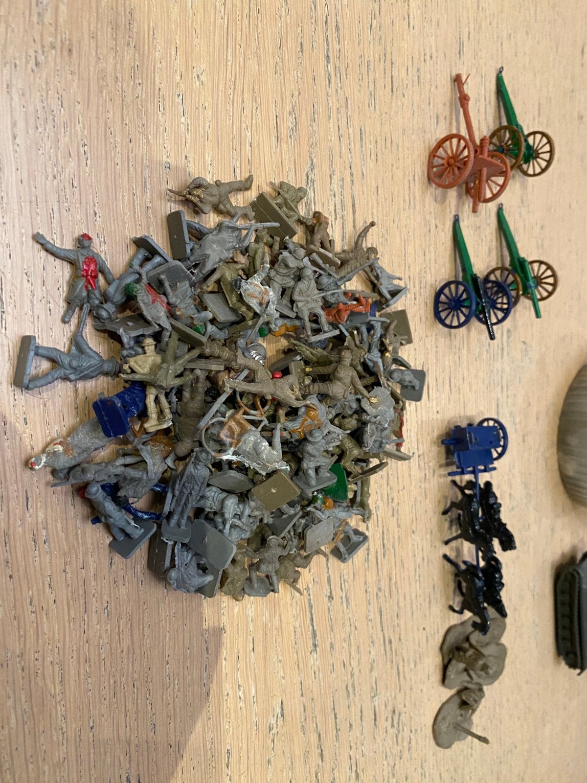 Collection de petits soldats et véhicules militaires, Enlèvement