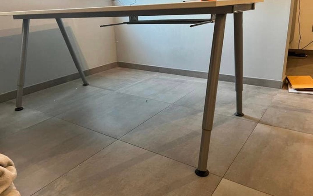 Ikea galant onderstel bureau, Huis en Inrichting, Ophalen, In hoogte verstelbaar, IKEA, Grijs