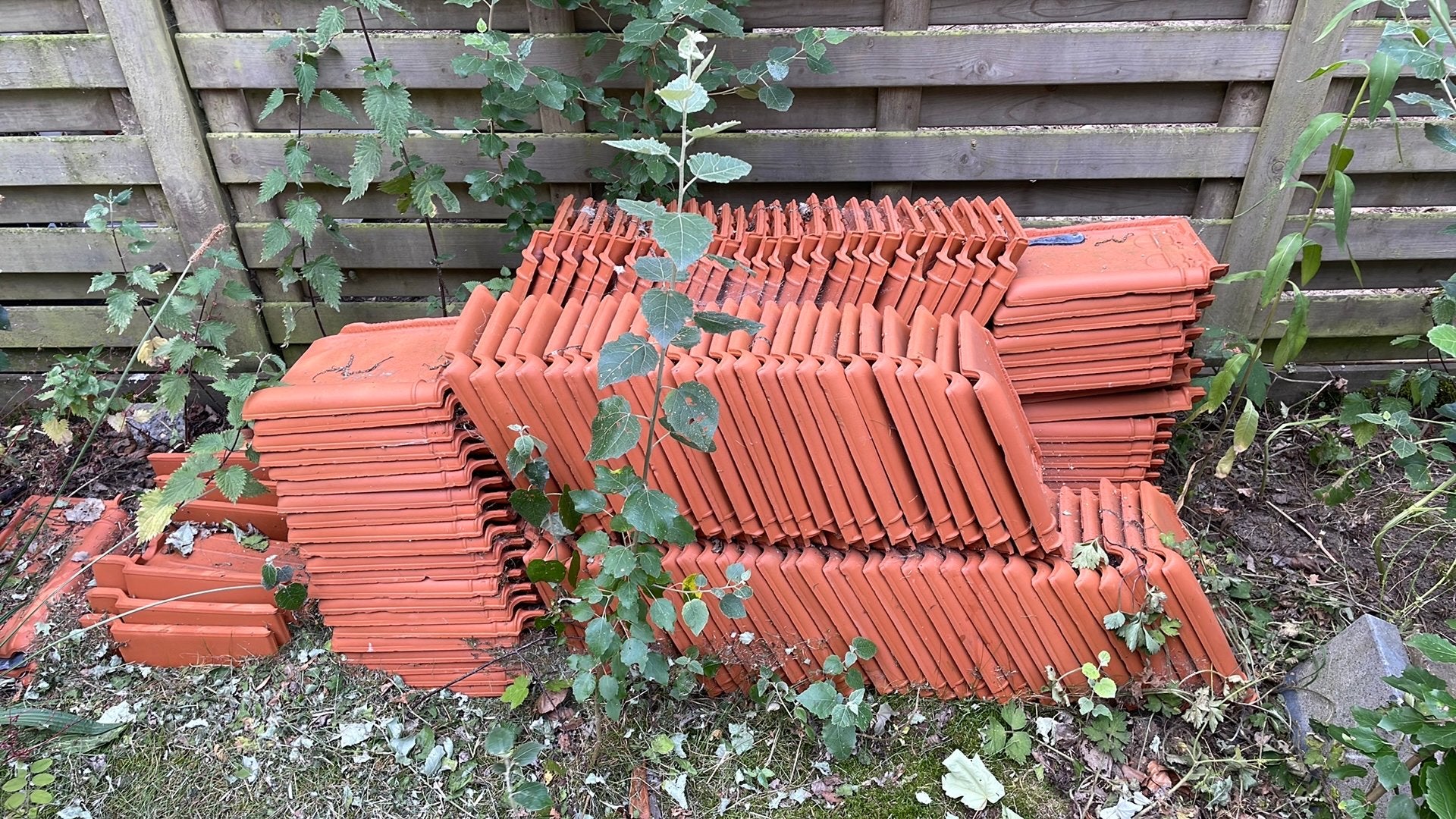 +- 150 dakpannen stormpan 44, Doe-het-zelf en Bouw, Dakpannen en Dakbedekking, Ophalen, Zo goed als nieuw, Dakpannen