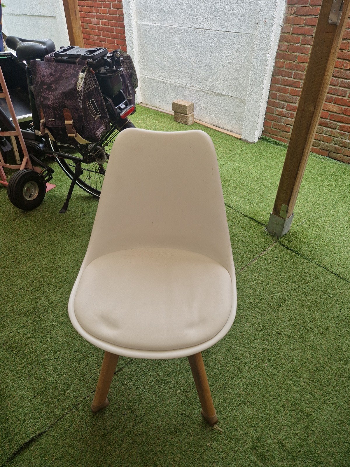 6 witte stoelen, Ophalen