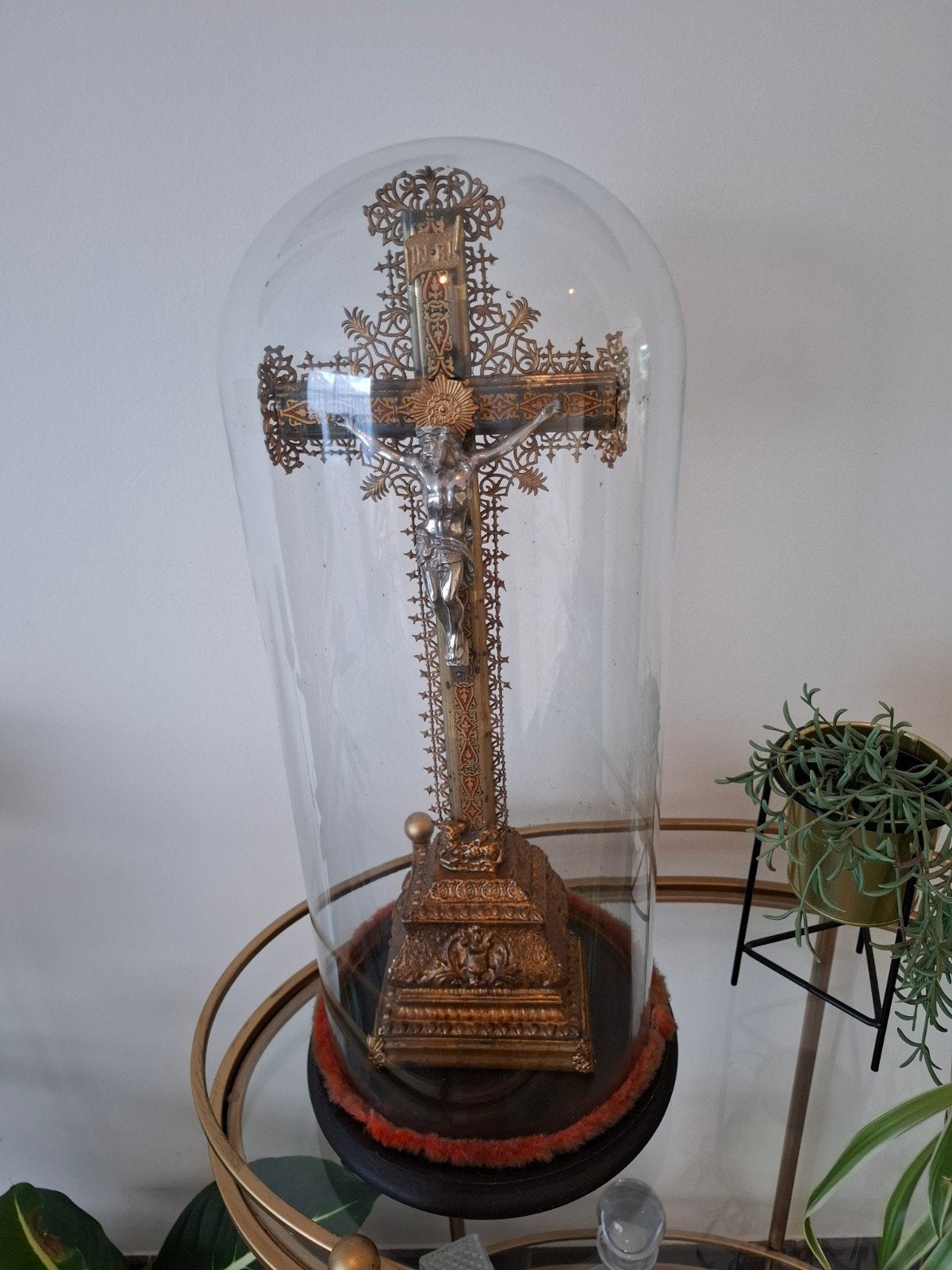 Kruisbeeld onder stolp, Ophalen