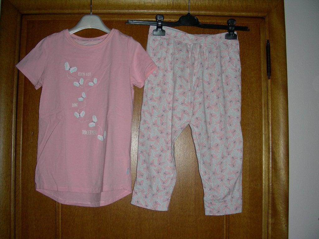 Roze pyjama korte mouwen en 3/4 broek, Charlie Choe, 134/140, Nacht- of Onderkleding, Meisje, Ophalen of Verzenden, Zo goed als nieuw