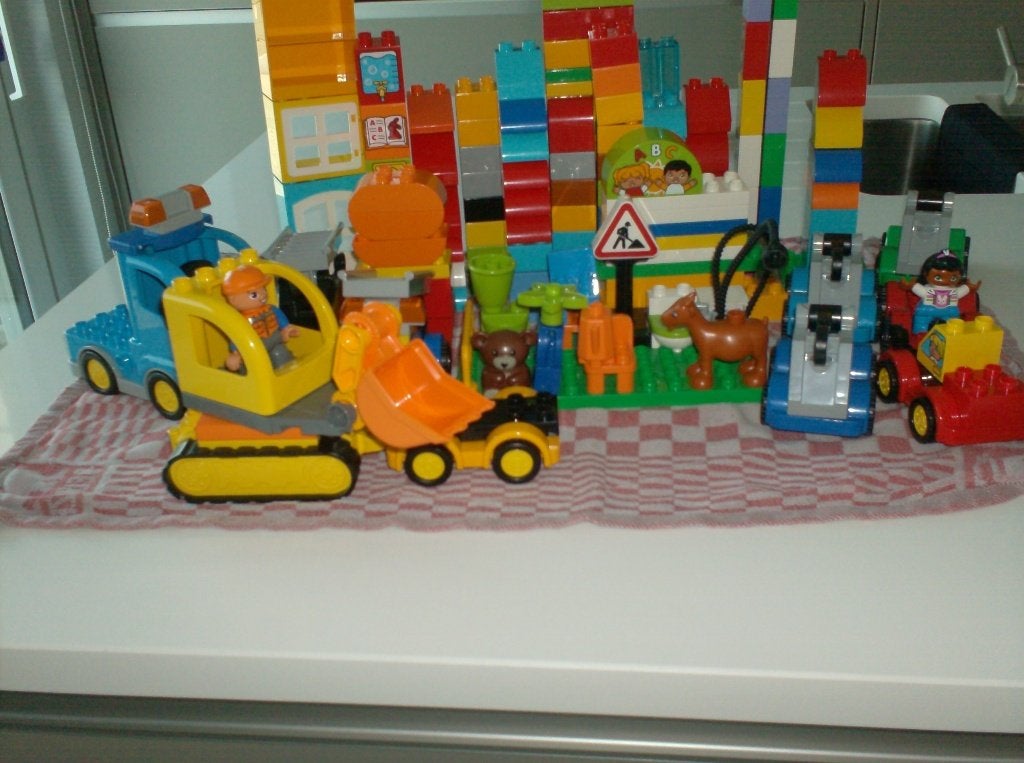set lego duplo 125 blokken 3 mannetjes bouwplaat auto's, Ophalen of Verzenden, Zo goed als nieuw, Duplo