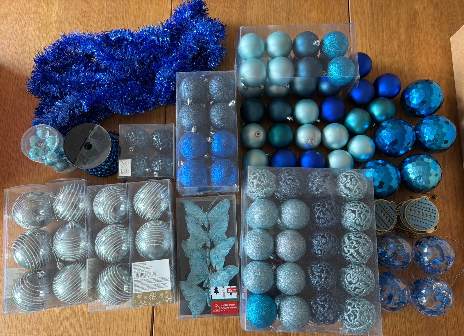 Lot van 155 blauwe kerstballen, 3 slingers en parelketting, Ophalen, Zo goed als nieuw