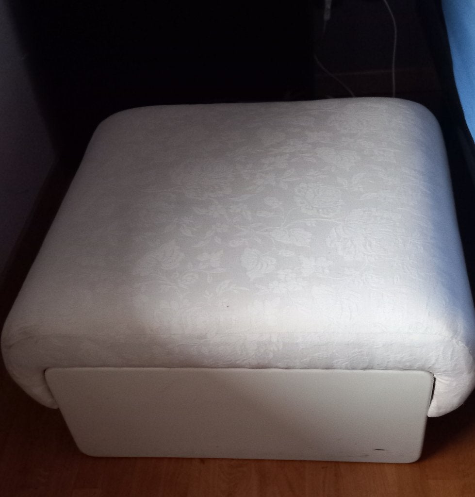 Gestoffeerde gebroken witte poef, Huis en Inrichting, Zetels | Voetbanken en poefs, Ophalen, Gebruikt, Kunststof, 50 tot 75 cm