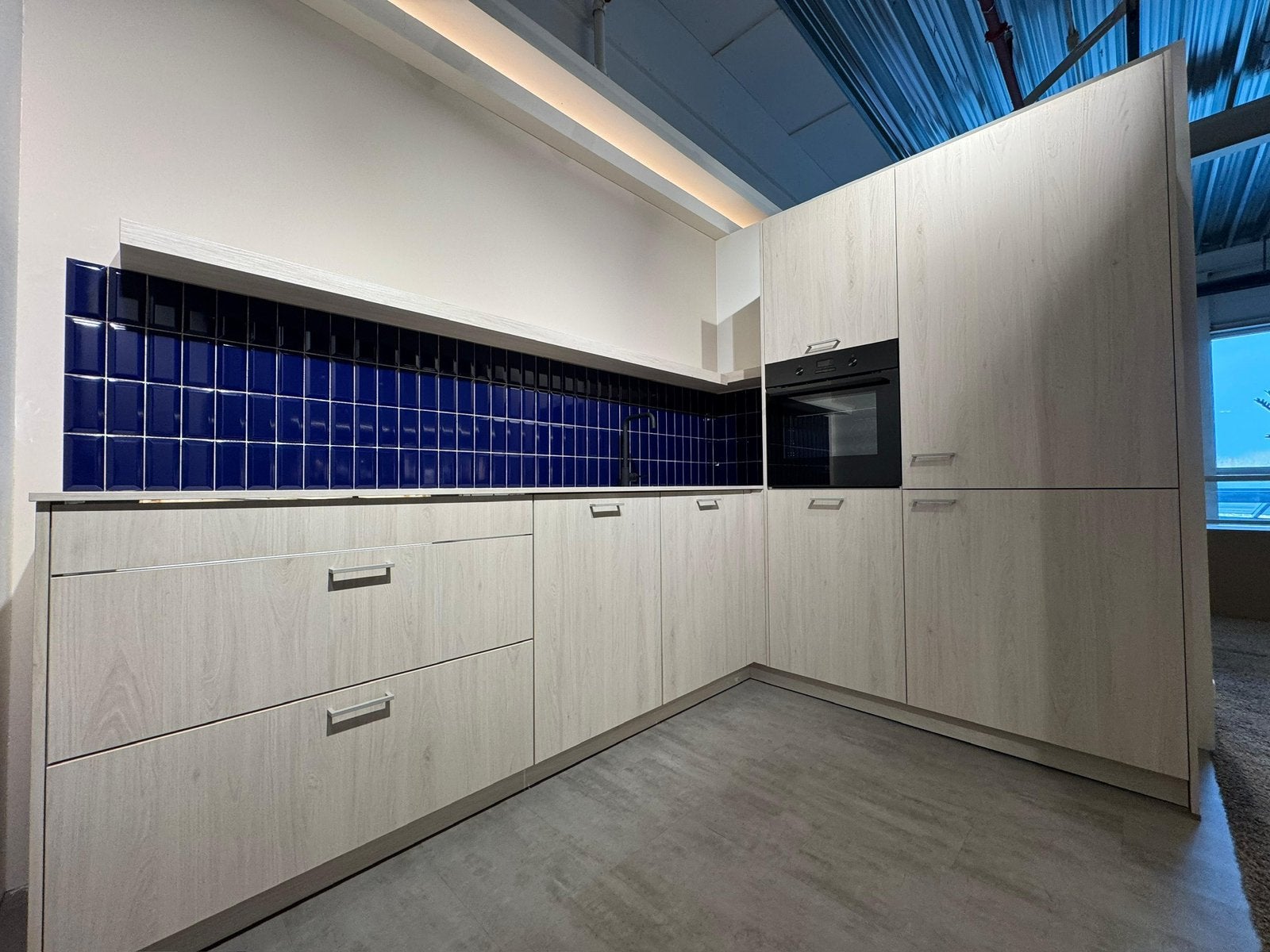 NIEUW Showroom Hoekkeuken + Apparaten + GEDEMONTEERD, Ophalen of Verzenden, Hoekkeuken