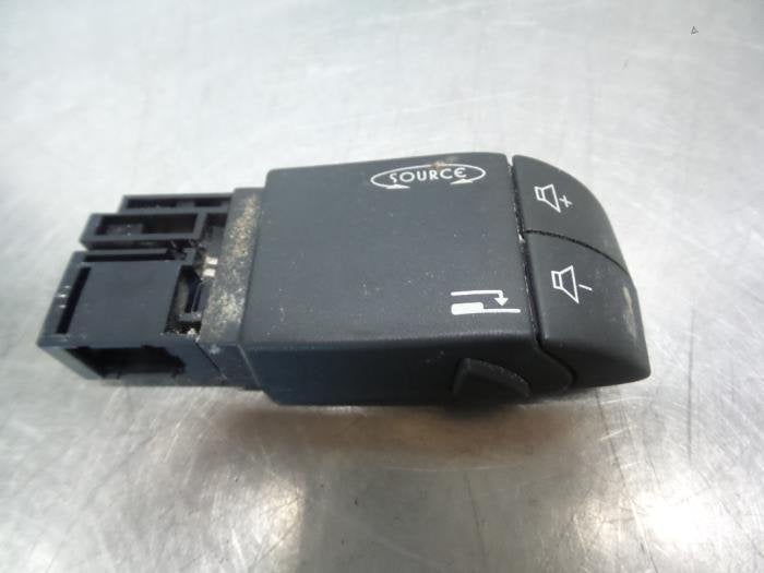 Commande radio volant d'un Renault Trafic (Trafic 01-), Autos : Pièces & Accessoires, Commande, Renault, Utilisé, 3 mois de garantie