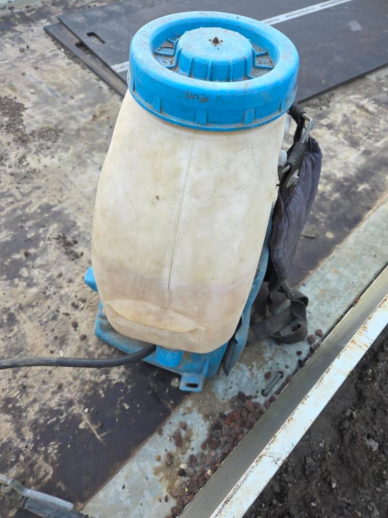 Rugsproeier, Ophalen