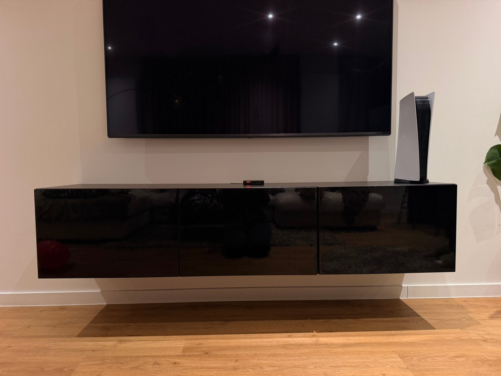 Banc TV IKEA BESTÅ, brun-noir-portes Selsviken brillant, Enlèvement, Comme neuf