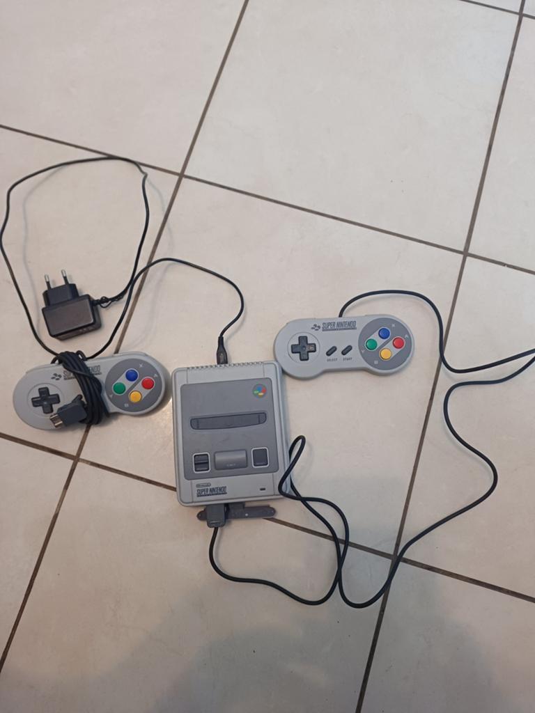 Super Nintendo (SNES) + 2 Controllers, Consoles de jeu & Jeux vidéo, Enlèvement