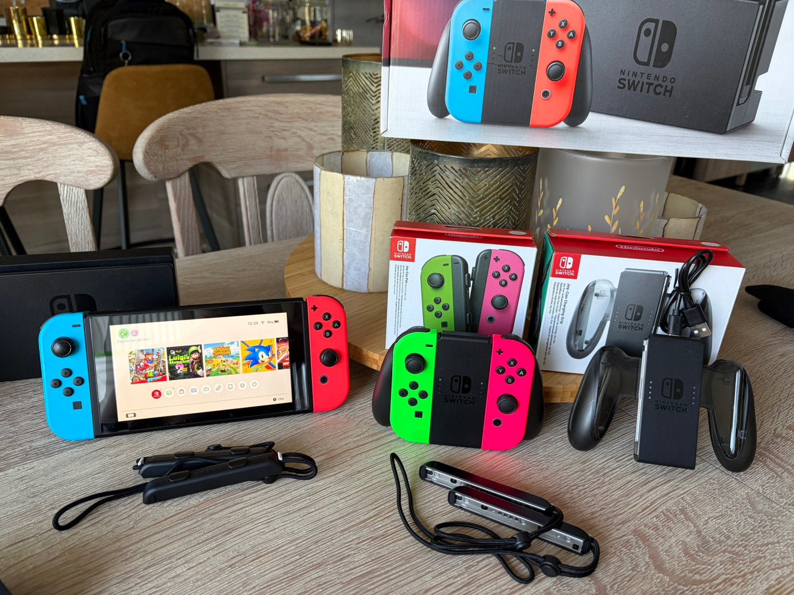 Nintendo Switch avec console supplémentaire et 3 étuis, Consoles de jeu & Jeux vidéo, Avec disque dur, Comme neuf, Avec 3 manettes ou plus