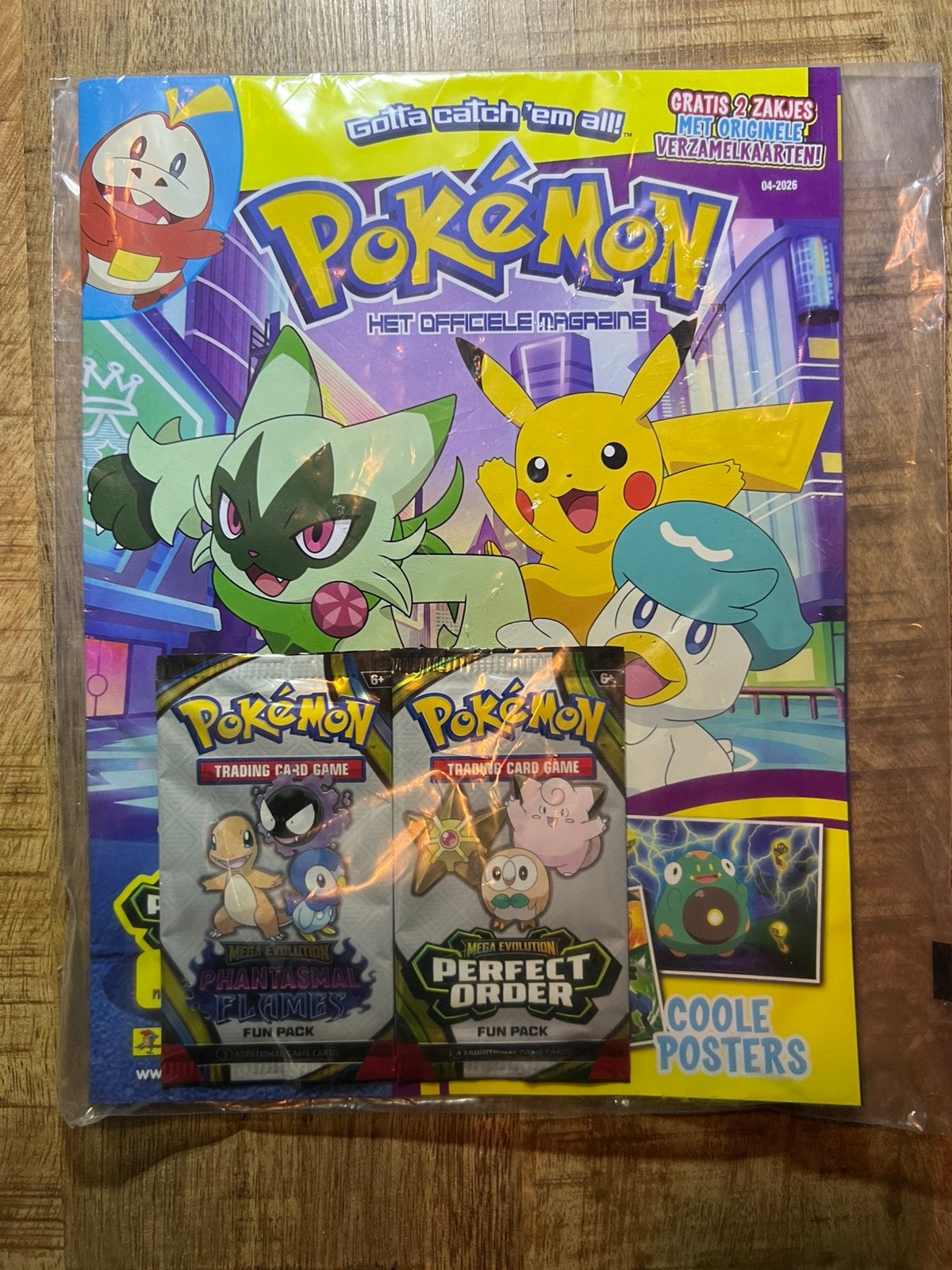 Pokemon Magazine + 2 Packs, Verzenden, Nieuw