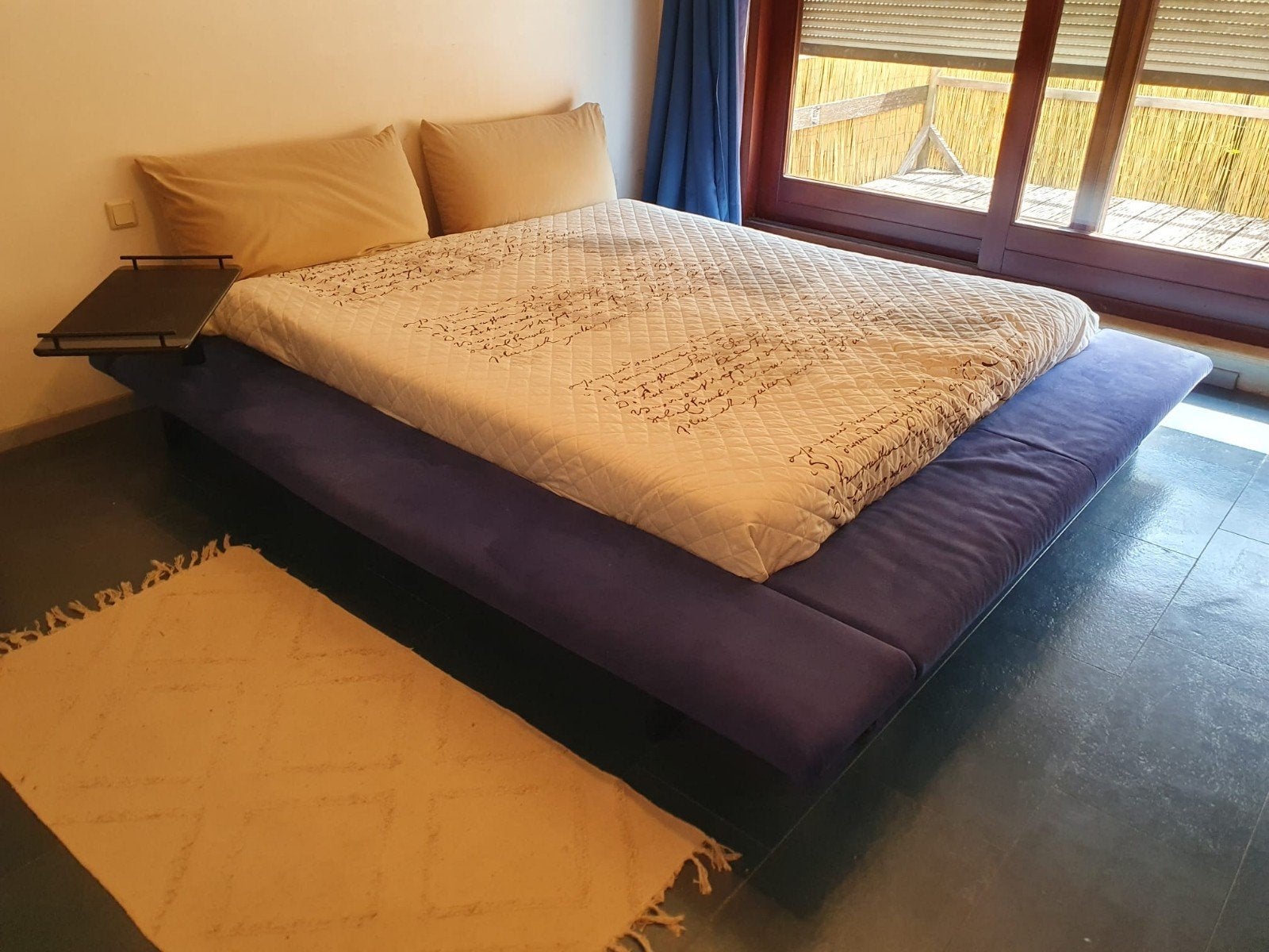 Lit king size design Ligne Roset avec table de chevet., 210 cm, Enlèvement, Utilisé, 180 cm