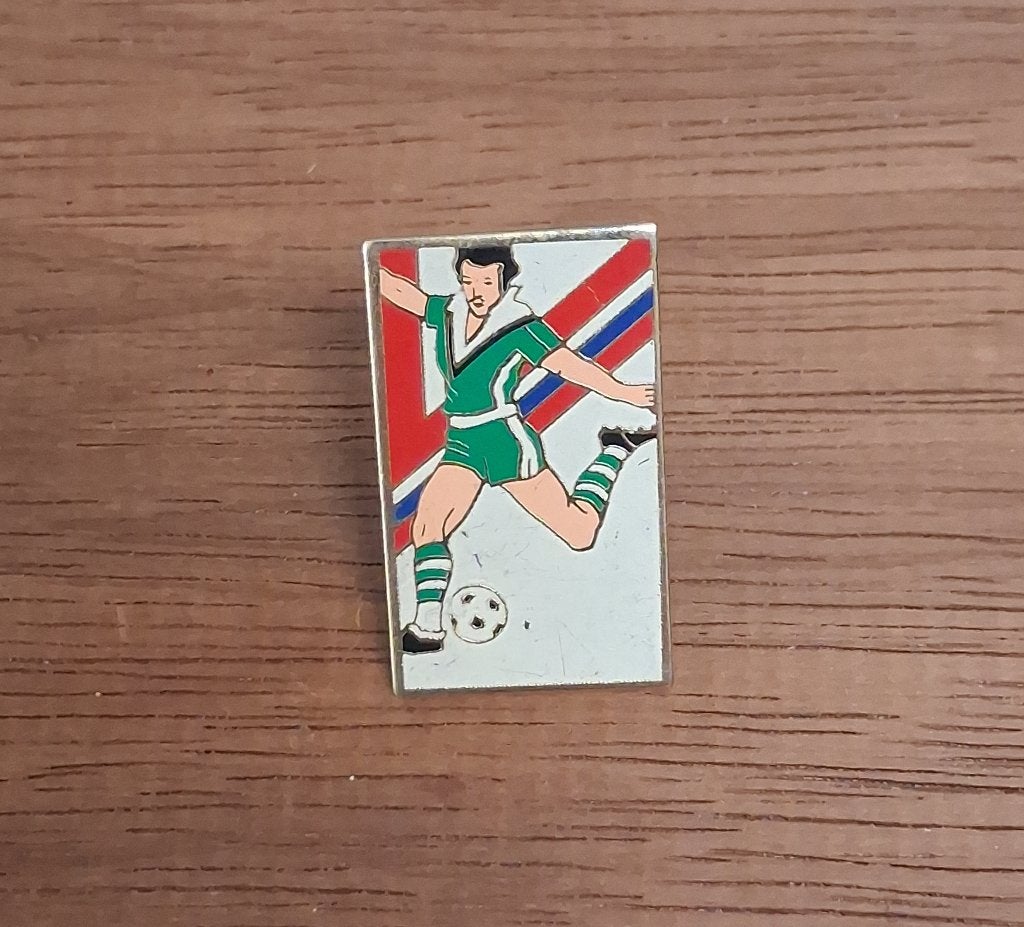 PIN - VOETBAL - FOOTBALL, Collections, Envoi, Utilisé, Sport, Insigne ou Pin's