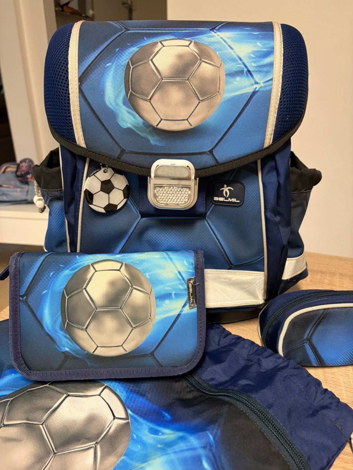 Mooi rugzak boekentas voetbal   pennezak 3 en turnzal, Handtassen en Accessoires, Tassen | Schooltassen, Ophalen, Zo goed als nieuw