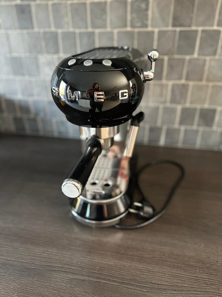 Smeg espressoapparaat - goede staat - zwart, Ophalen, Zo goed als nieuw, Gemalen koffie