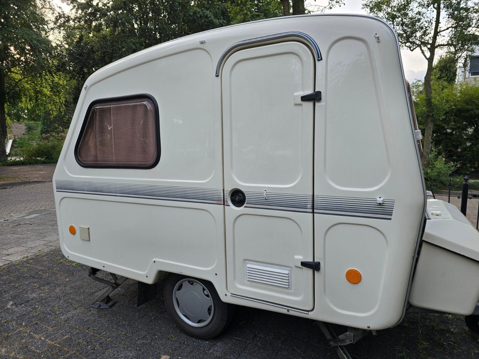 Predom caravan met voortent en extra luifel, Gascomfoor, Tot en met 2, Kleine zit, Dwarsbed