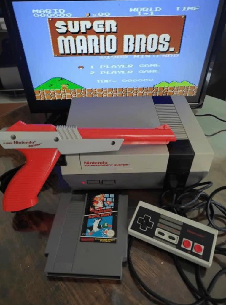 Nintendo Nes action set super Mario Bros, Games en Spelcomputers, Spelcomputers | Nintendo NES, Zo goed als nieuw, Met 3 controllers of meer