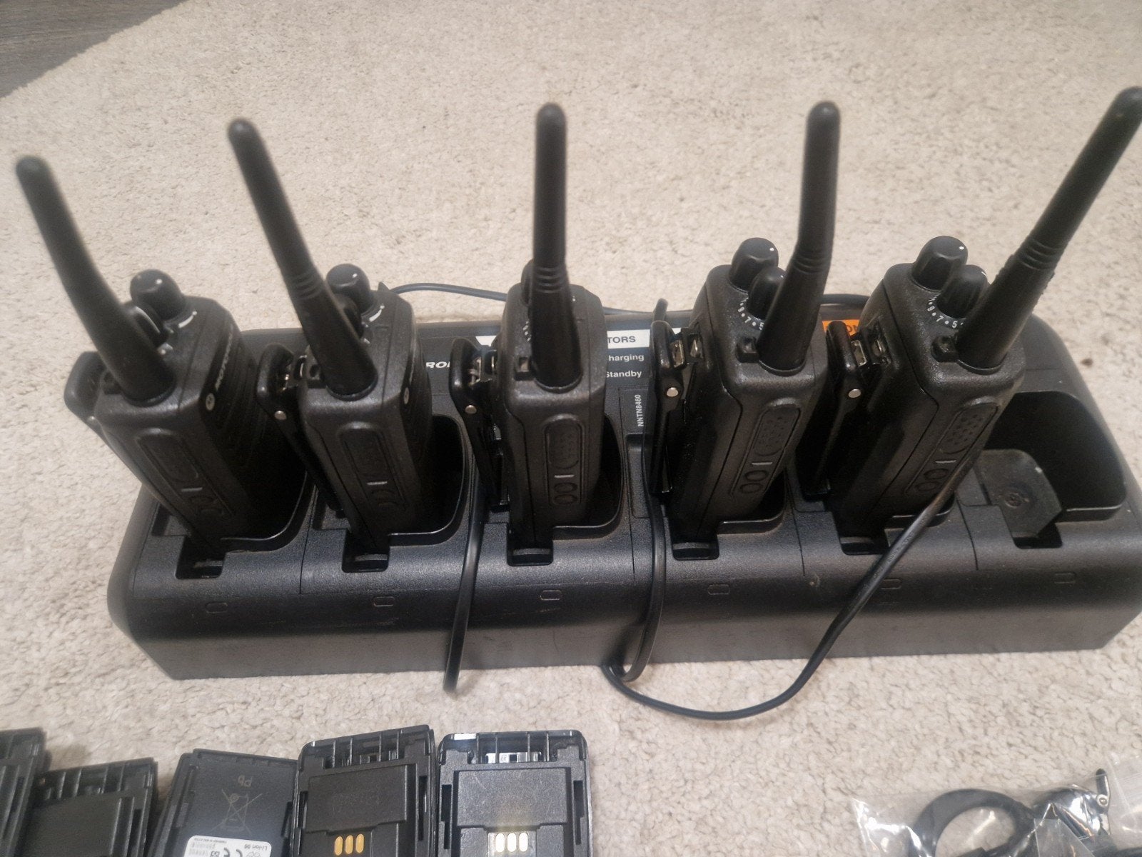 Lot Motorola DP1400, + Chargeur + batteries + oreillettes, Enlèvement, Accessoires