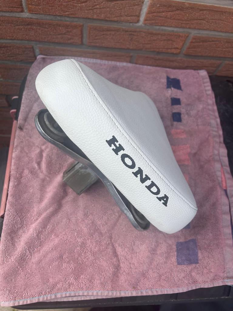 HONDA CAMINO WITTE STOEL, Fietsen en Brommers, Ophalen of Verzenden, Gebruikt, Zadel