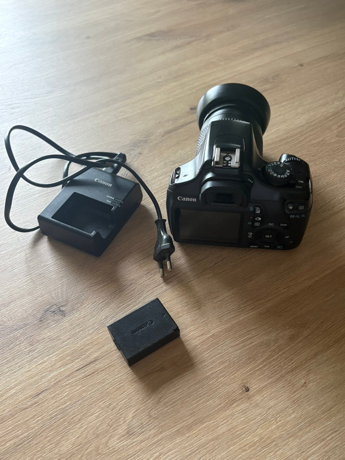 Canon EOS 1100D spiegelreflexcamera + oplader, Ophalen of Verzenden, Zo goed als nieuw, Accu, Canon