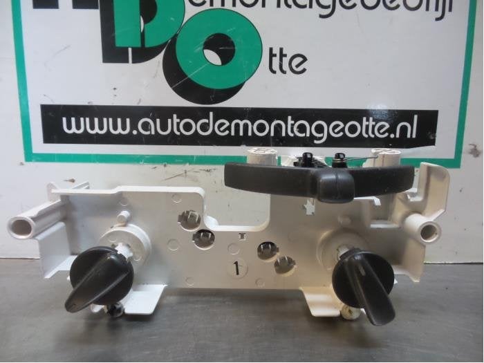 Panneau de commandes chauffage d'un Toyota Yaris Verso (Yari, -, Toyota, Utilisé, -