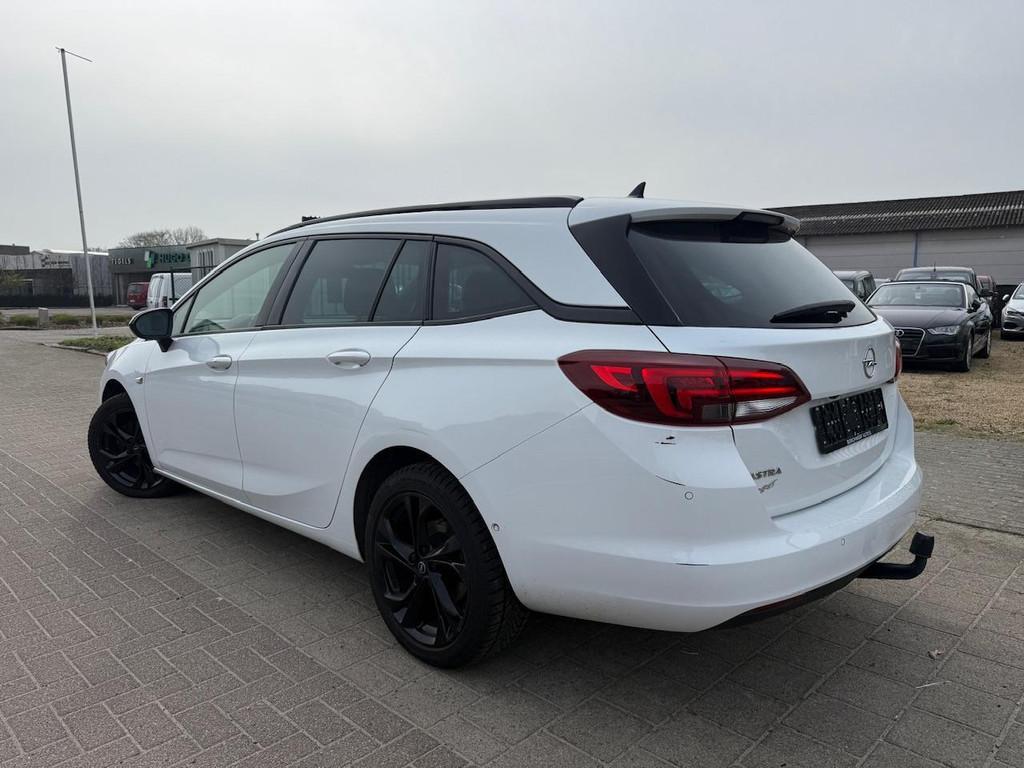 Opel Astra Sports Tourer 1.2 Benzine Black Edition Trekhaak, Auto's, Voorwielaandrijving, Gebruikt, 1199 cc, Bedrijf