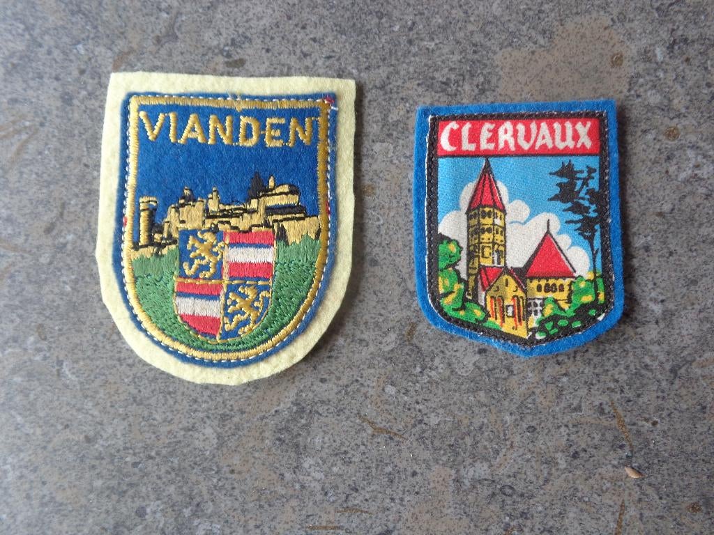 2 anciens écussons en tissu du Luxembourg, Collections, Enlèvement