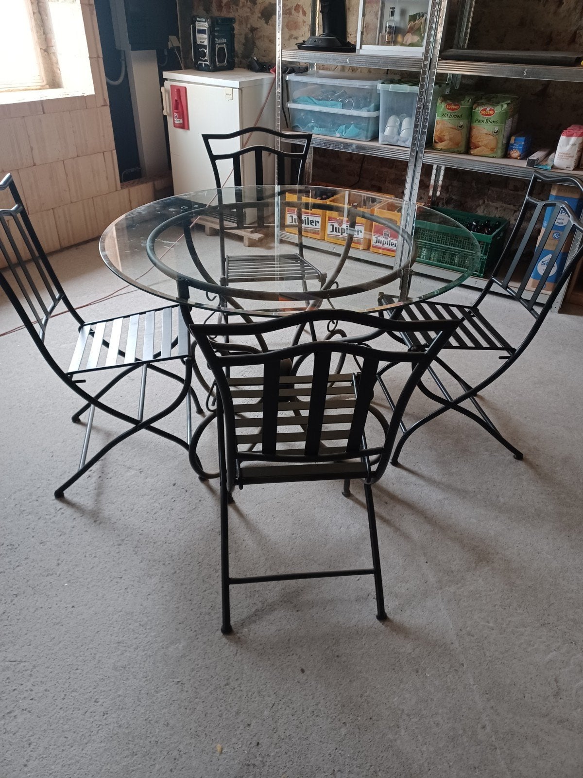 Zwarte smeedijzeren tafel, Ophalen