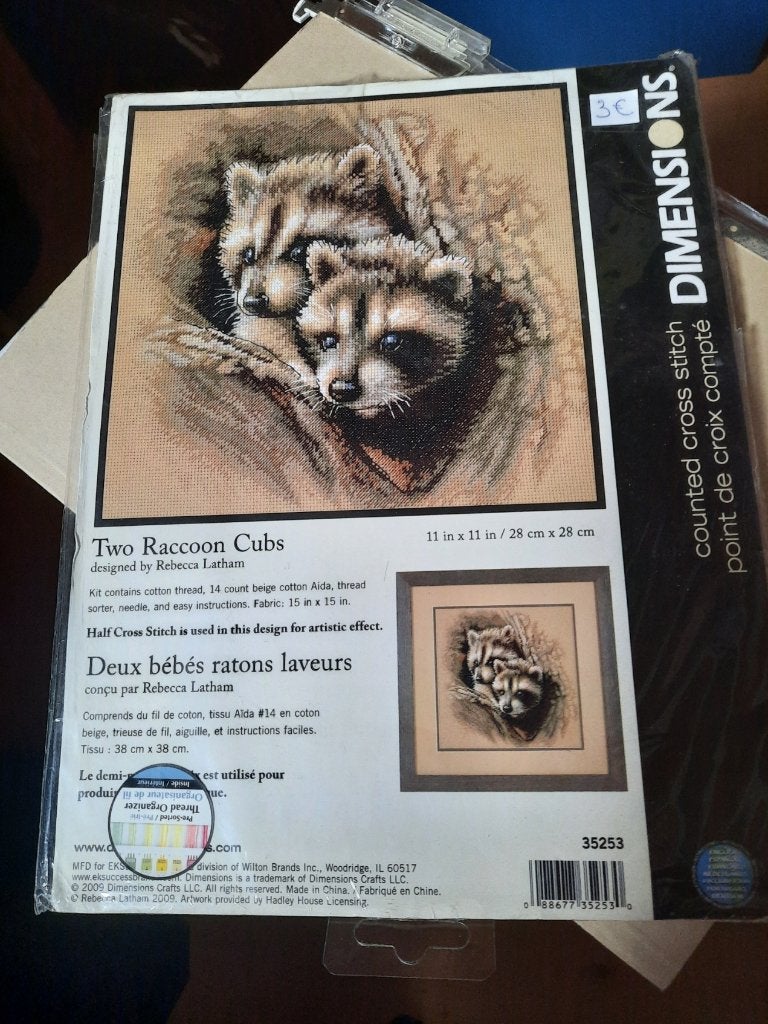 Dimensions Origineel Telpatroon - Two Raccoon Cubs 35253, Hobby en Vrije tijd, Borduren en Borduurmachines, Ophalen of Verzenden