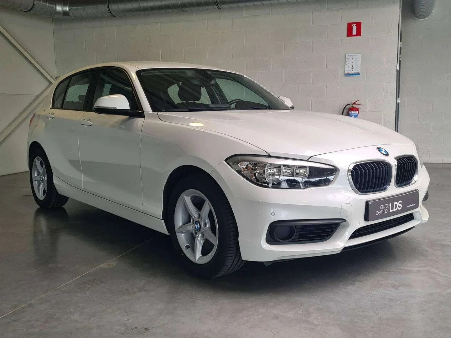 BMW 1 Serie 116 116i 5-deurs benzine - Navigatie - alu velge, Autos, Euro 6, Entreprise, Boîte manuelle, 5 portes