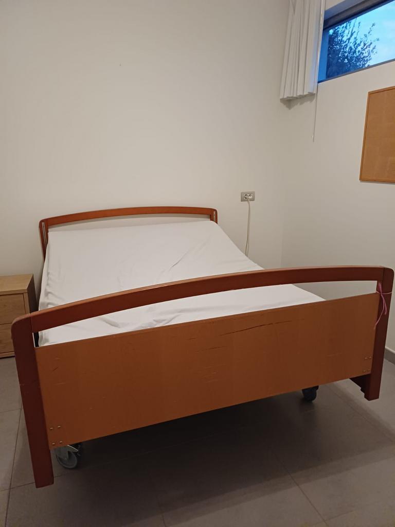 Elektrisch ziekenhuisbed (twijfelaar) – zeer goede staat, Ophalen, Verstelbaar, Bruin, 210 cm