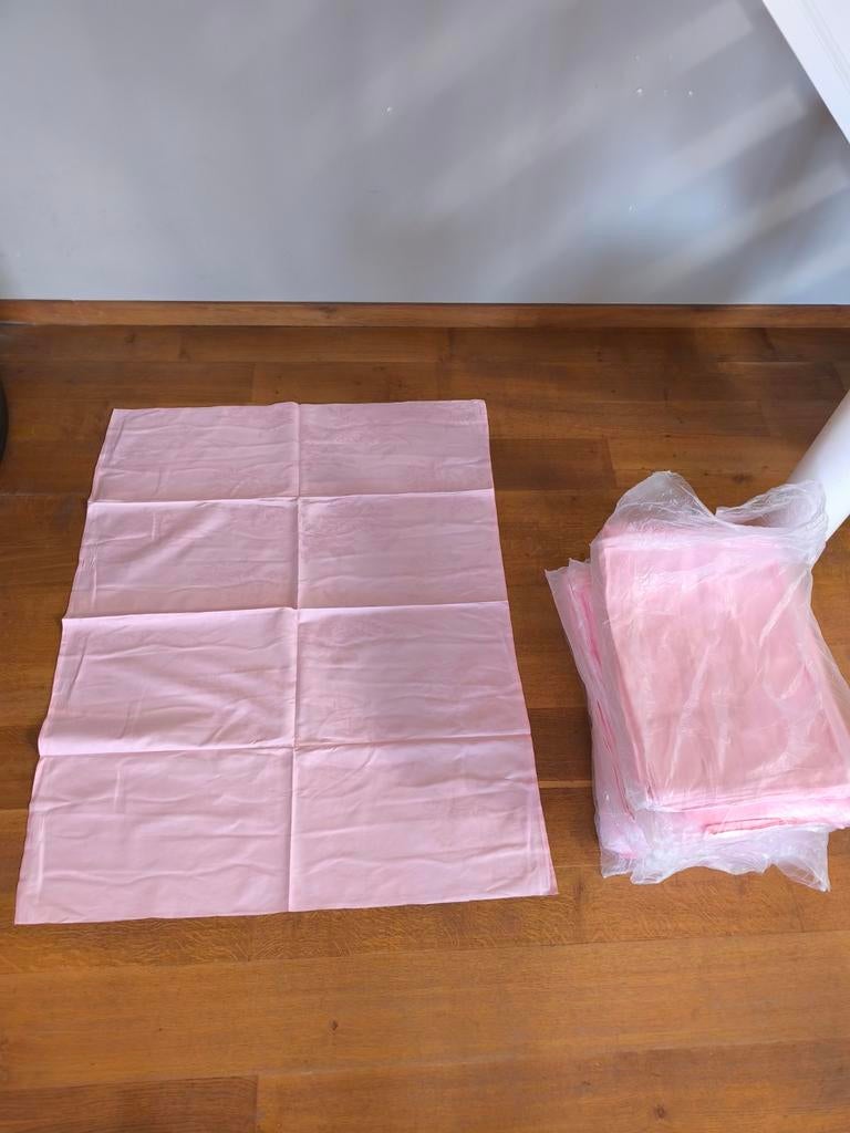 Lot 100 Nappes Roses Neuves Motifs Floraux Événement XXL, Enlèvement