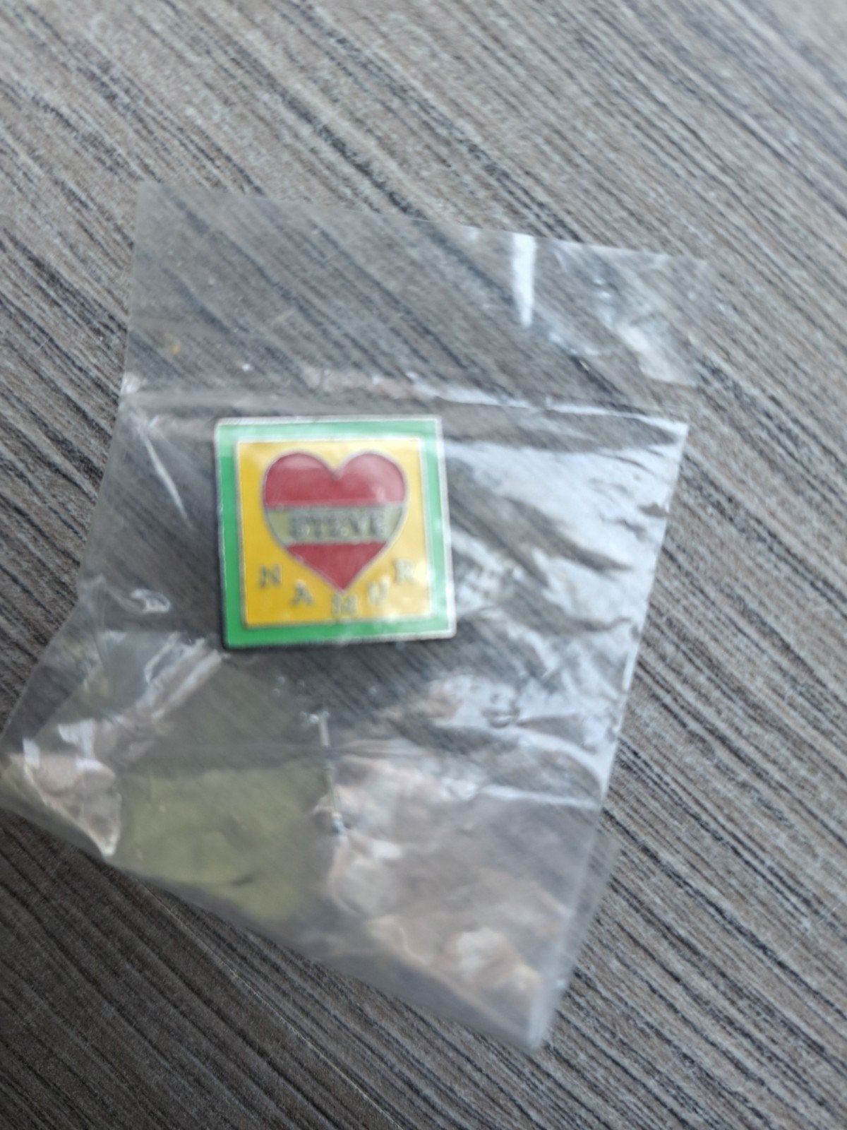 Pins  Avec inscription  Steve Namur, Enlèvement