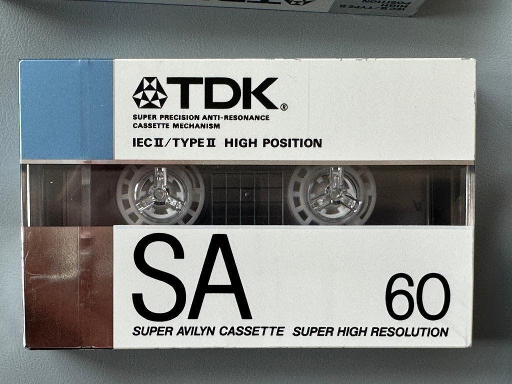 Cassette audio TDK SA90 de type II, neuve, Enlèvement ou Envoi, 26 cassettes audio ou plus, Avec boîte de rangement, étagère ou coffret