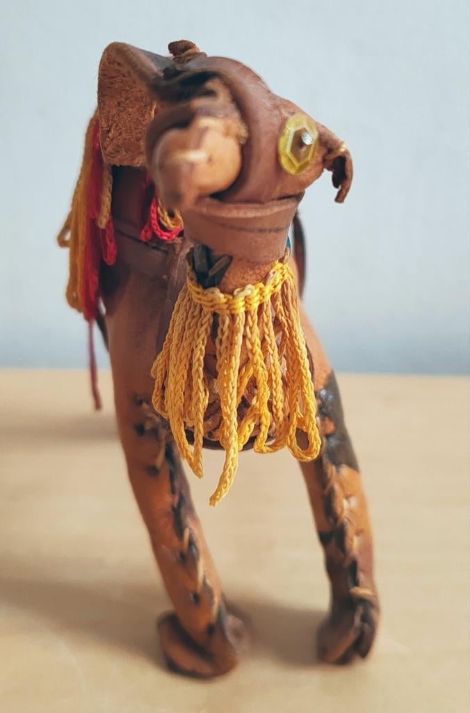 Handgemaakte lederen kameel decoratieve figuur, met de hand, Antiek en Kunst, Kunst | Beelden en Houtsnijwerken, Ophalen of Verzenden