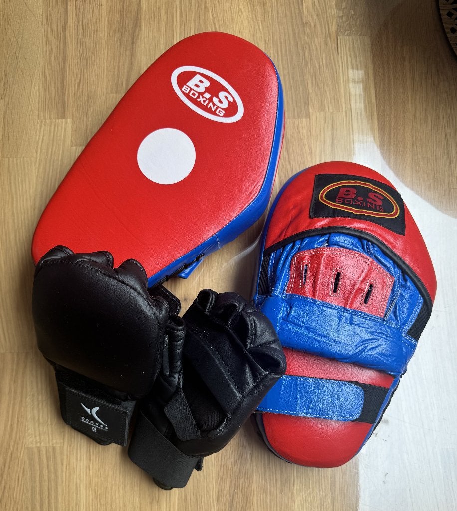 Pattes d'ours + gants de frappe taille M – Comme neufs – 35€, Enlèvement, Comme neuf, Accessoire de boxe