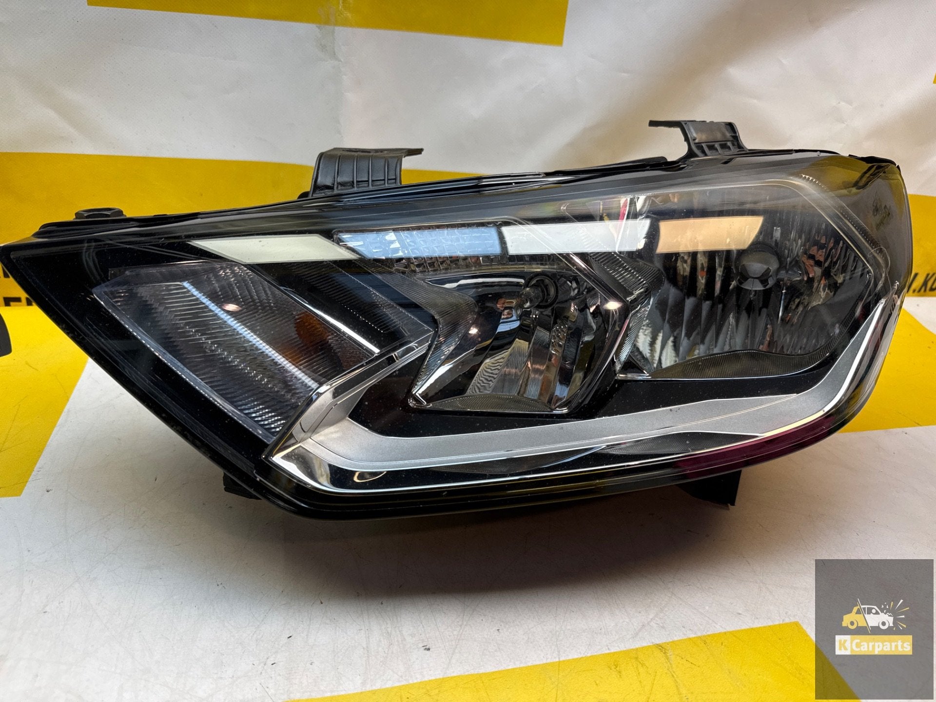 AUDI A1 82A PHARE HALOGENE H7 GAUCHE 82A941003 ORIGINE, Autos : Pièces & Accessoires, AUDI AG, Auto-Union-Strasse 1
85045  Ingolstadt, DE