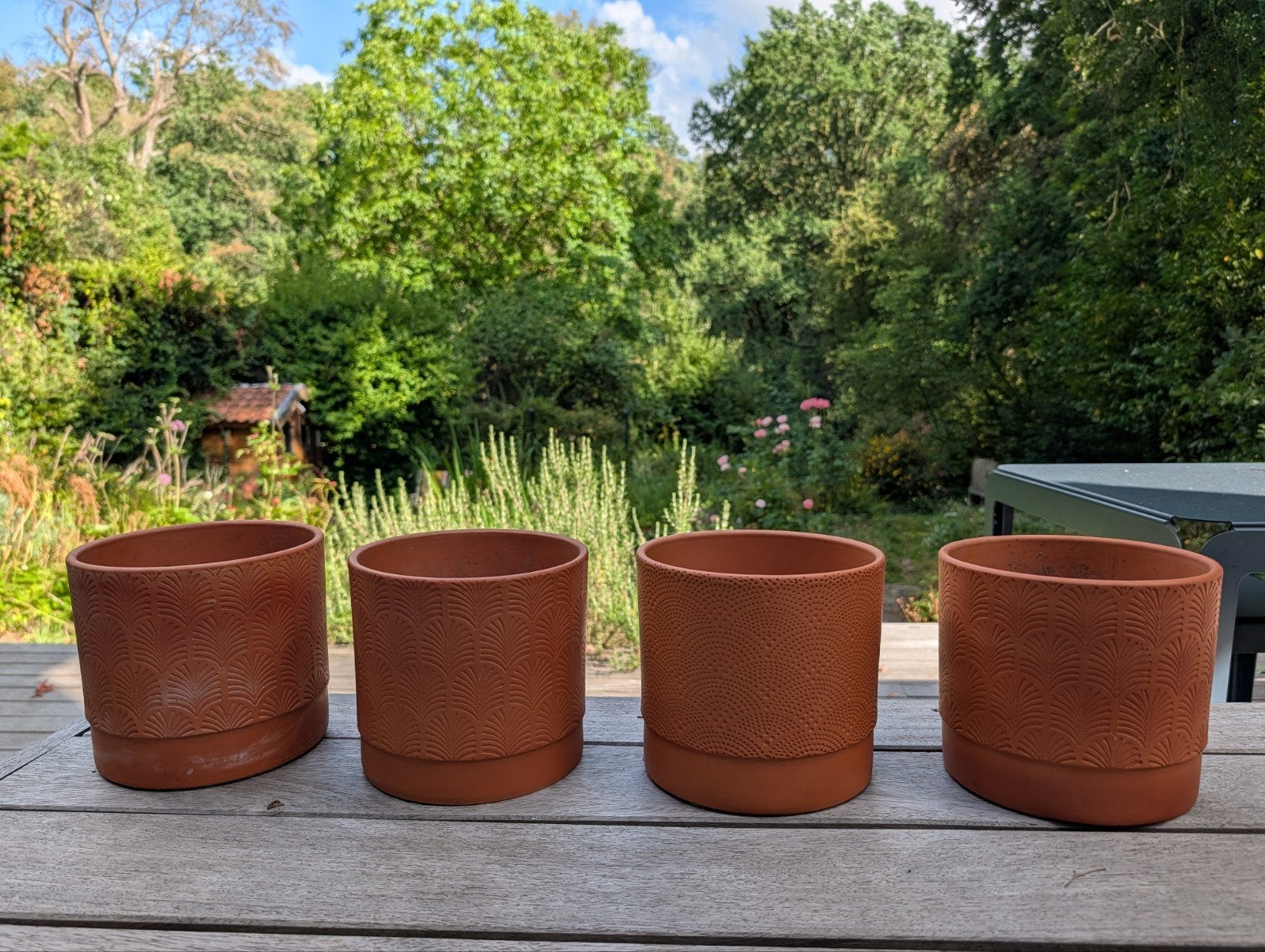 4 pots de fleurs en terre cuite avec de jolis détails, Jardin & Terrasse, Enlèvement, Terracotta